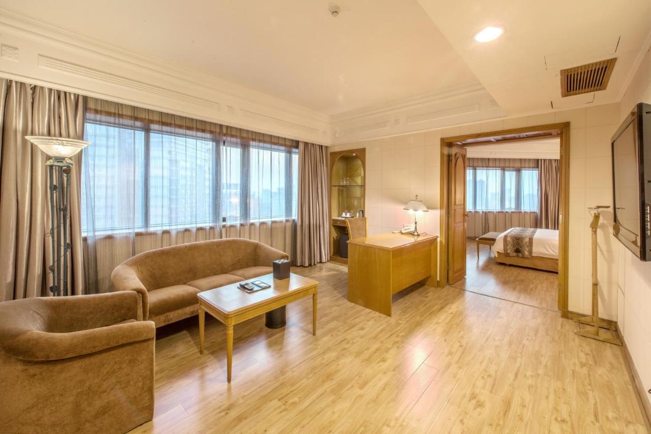 Hotel Silverland Дунгуань Экстерьер фото