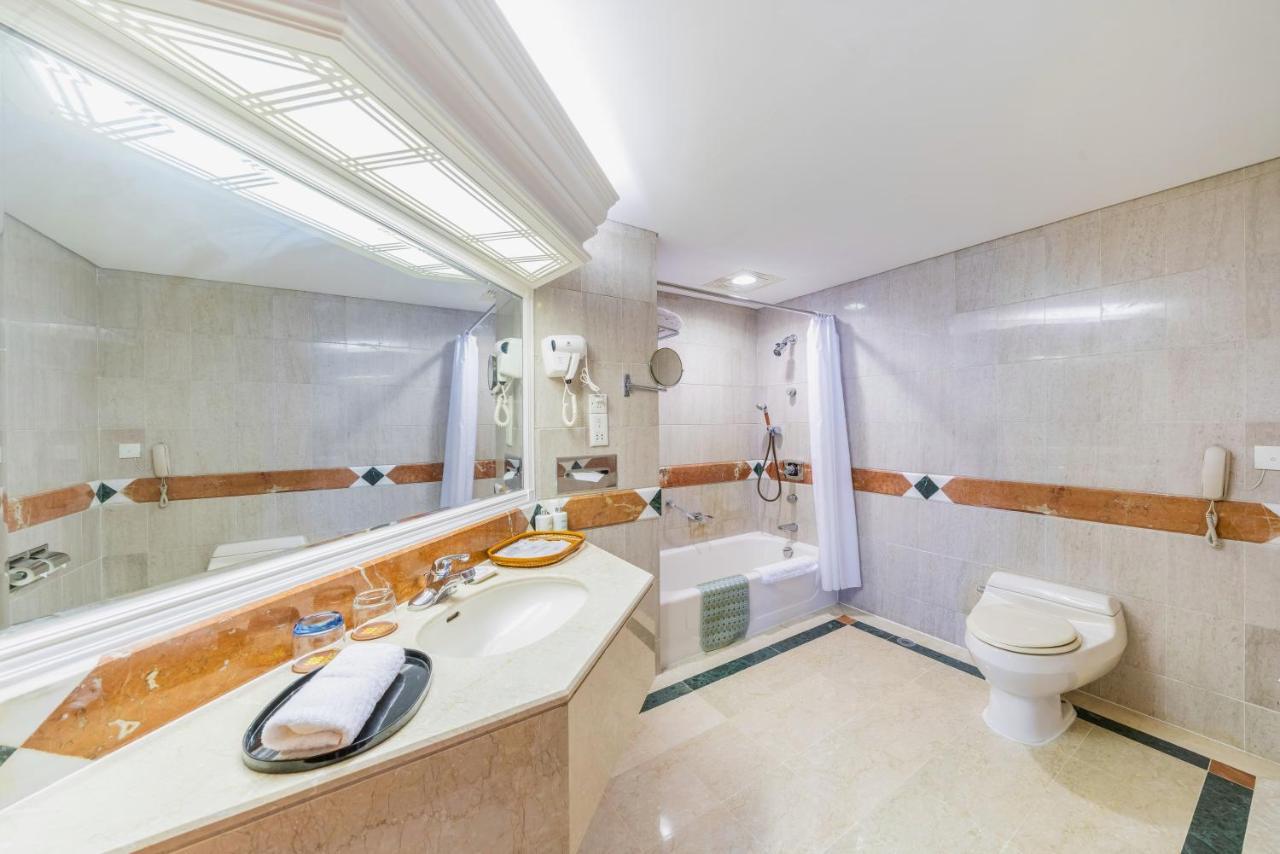 Hotel Silverland Дунгуань Экстерьер фото